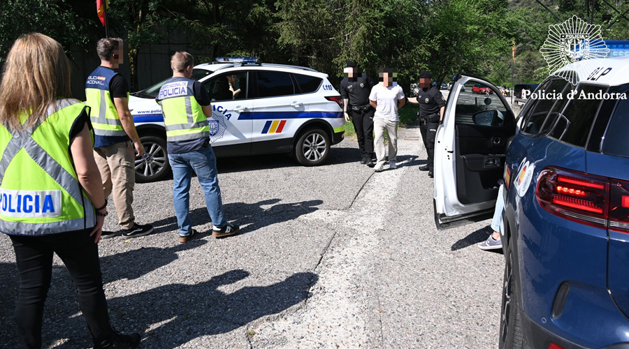 Moment en què la Policia d'Andorra lliure el detingut a la Policia Nacional espanyola (Policia d'Andorra)