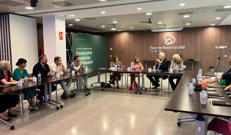 La delegació andorrana amb els responsables del Parc de Recerca de la UAB