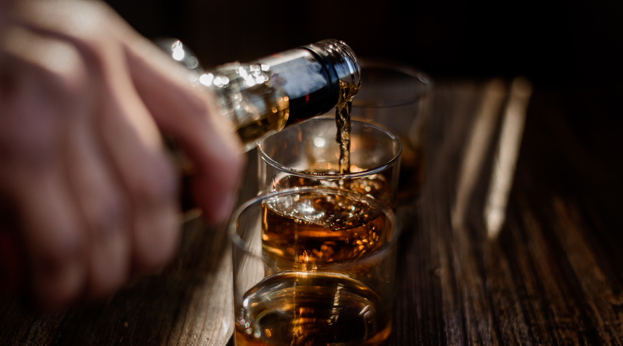 L'alcohol segueix sent la principal addicció (Imatge de freepic.diller en Freepik)