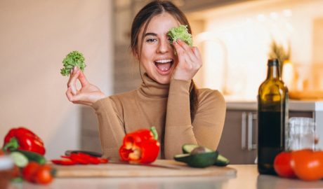 Una dona amb aliments saludables