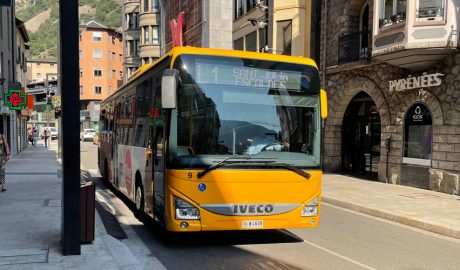 Un autobús fent la seva línia