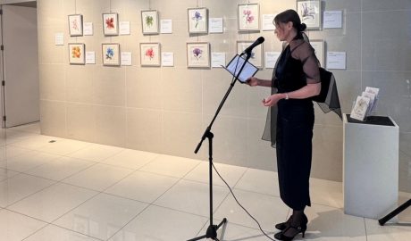 Bea Roubo durant la inauguració de la seva exposició