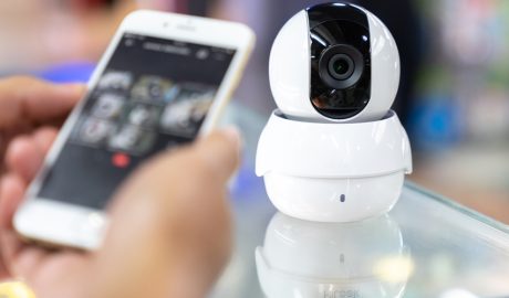 Una càmera de seguretat controlada des del mòbil