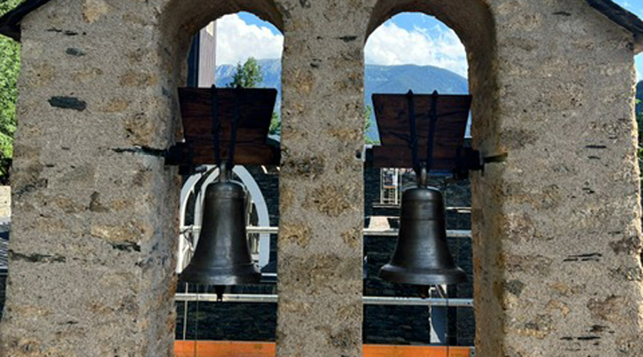 Les dues campanes un cop instal·lades (Comú de Canillo)