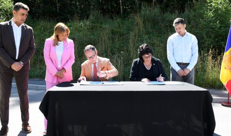 Xavier Espot i Eva Sansa signant el protocol de cessió gratuïta de la parcel·la on es faran els habitatges