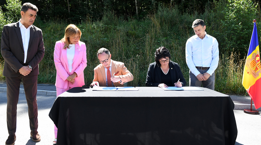 Xavier Espot i Eva Sansa signant el protocol de cessió gratuïta de la parcel·la on es faran els habitatges (SFGA)