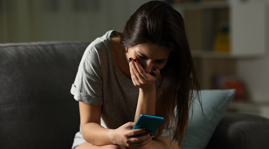 Imatge simulada d'una noia patint ciberassetjament (Getty Images)