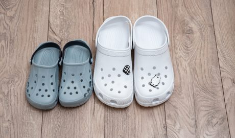 Dos parells de crocs