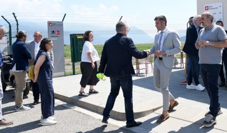 David Forné, segon per la dreta, saludant un membre de la Taula Estratègica de l'Aeroport Andorra - La Seu