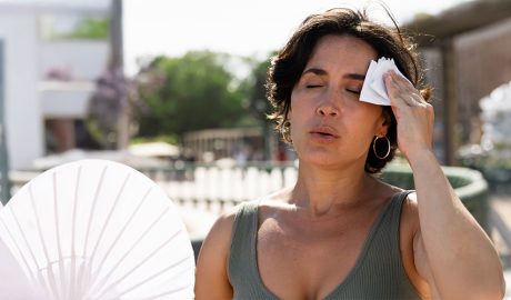 Una dona acalorada patint suor facial