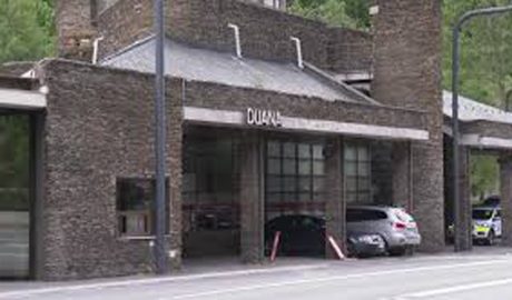 Edifici de la Duana a la frontera del riu Runer