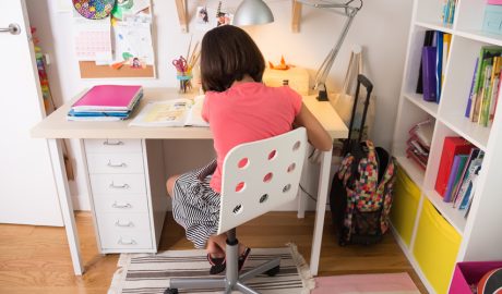 Una zona d'estudi infantil en un pis petit