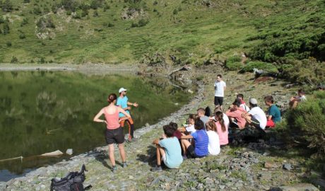 Adolescents gaudint d'un campament