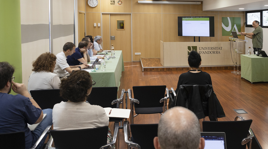 Al fons a la dreta, Francesc Garcia, defensant la seva tesi doctoral (UdA)
