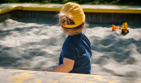 Un infant jugant en un sorral