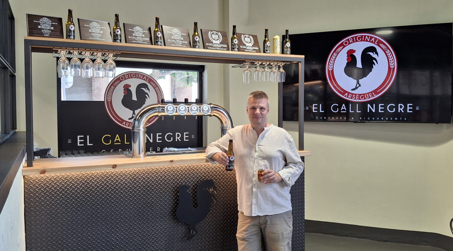 Jordi Blasco, a l'espai de degustació del nou local de la cervesera El Gall Negre a la Seu d'Urgell (RàdioSeu)