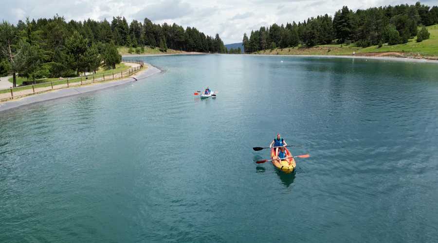 La zona del llac de La Molina ofereix bicicletes aquàtiques, patinets d’aigua i caiacs (Govern.cat)