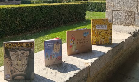 Lectura al claustre de la Catedral de la Seu