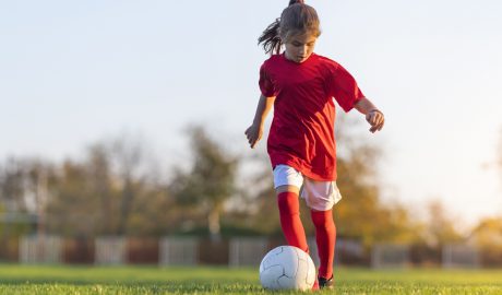 Una nena jugant a futbol