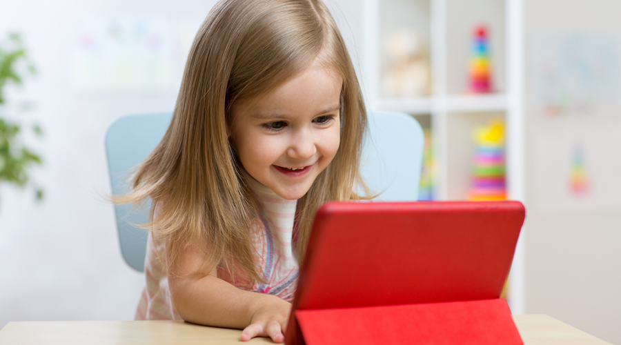 Una nena utilitzant una tauleta digital (AMIC)