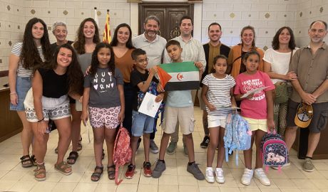 Els infants sahrauís amb les autoritats a l'Ajuntament de la Seu