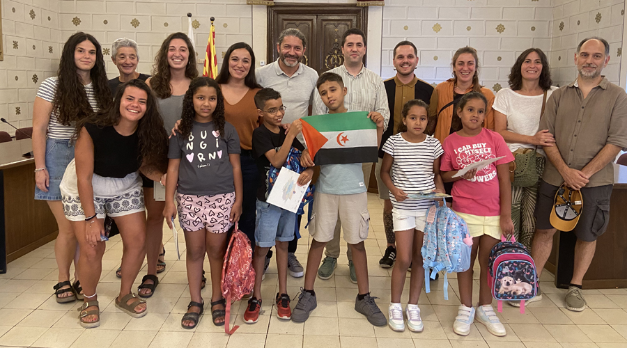 Els infants sahrauís amb les autoritats a l'Ajuntament de la Seu (Aj. la Seu)