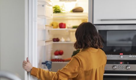Una dona amb la nevera oberta