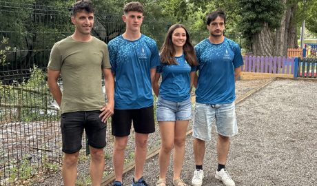 Al centre, els joves palistes Nil Checa i Ona Perelegre