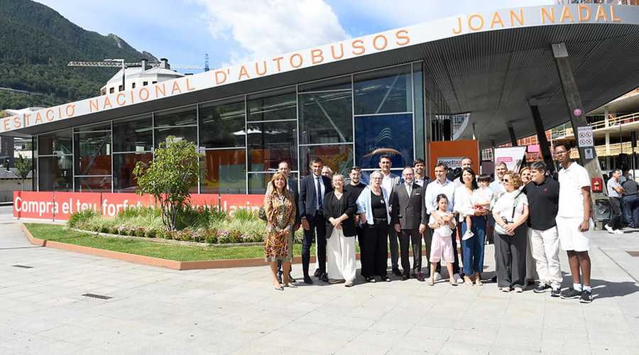 Autoritats i familiars de Joan Nadal en l'acte en homenatge seu (SFGA)
