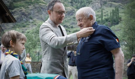 Mossèn Ramon rebent la distinció per part del cap de Govern