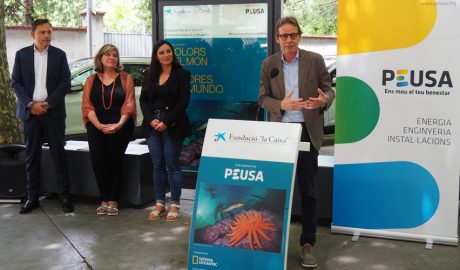 Presentació, al passeig Joan Brudieu, de l'exposició 'Colors del Món', patrocinada a la Seu d'Urgell per PEUSA