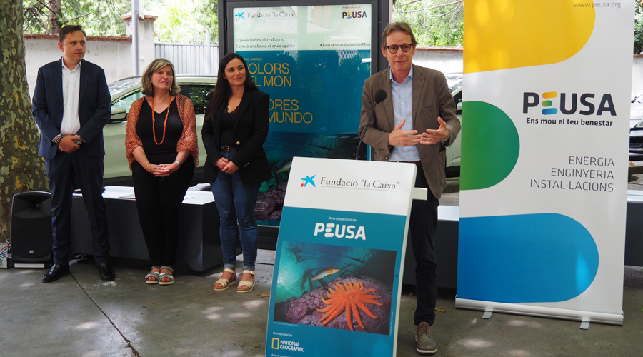 Presentació, al passeig Joan Brudieu, de l'exposició 'Colors del Món', patrocinada a la Seu d'Urgell per PEUSA (RàdioSeu)