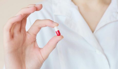 Professional sanitària amb una píndola