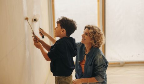 La mare i el fill pintant amb productes naturals