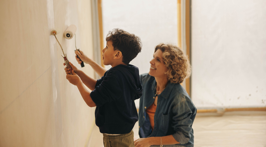 La mare i el fill pintant amb productes naturals (AMIC)