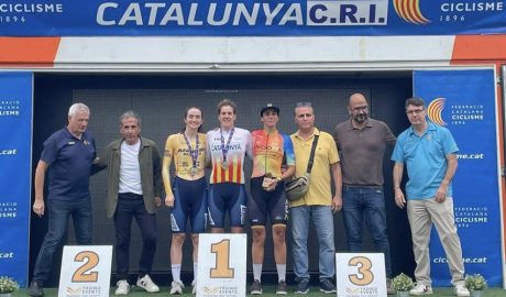 El podi de la contrarellotge amb Anna Albalat, quarta per la dreta