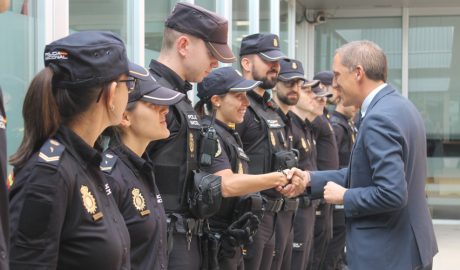 José Crespín saludant agents de la Policia Nacional