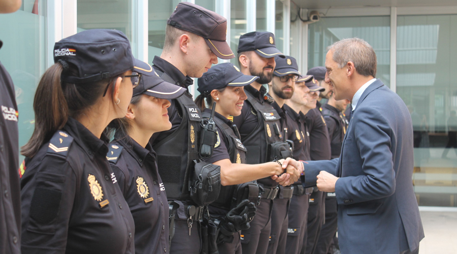 José Crespín saludant agents de la Policia Nacional. Foto: Subdelegació