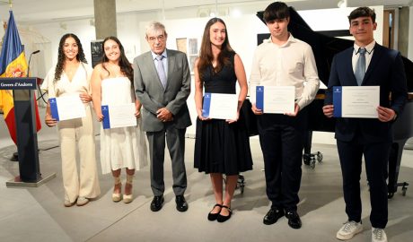 Els premiats d'enguany als Premis Nacionals a l'Estudi amb el ministre Ladislau Baró