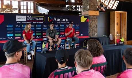 Els riders professionals interactuant amb les joves promeses