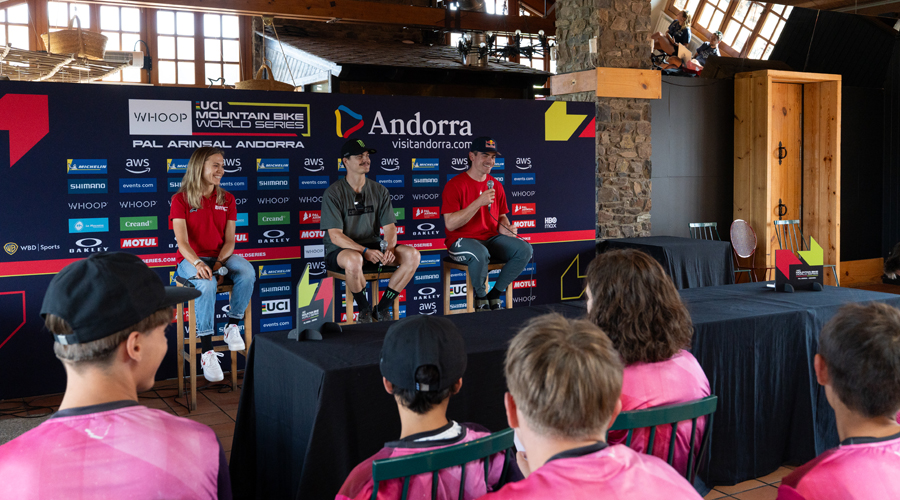 Els riders professionals interactuant amb les joves promeses (Pal Arinsal)