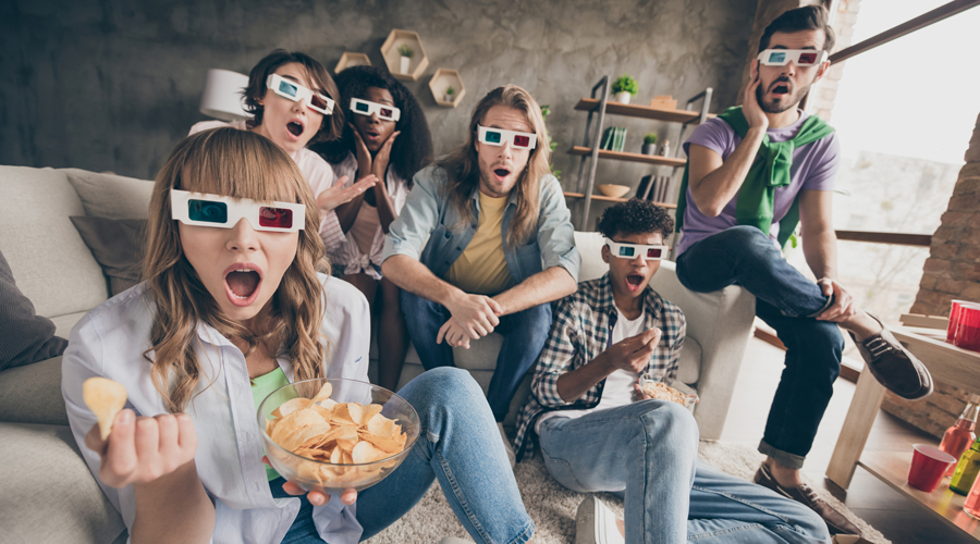 Uns amics en una sessió de cinema a casa (Getty Images)