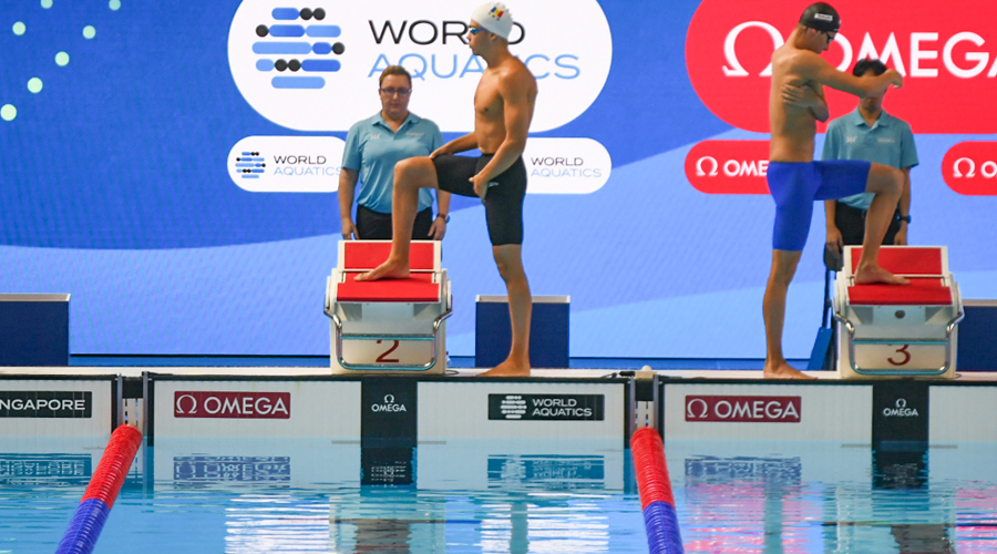 Al centre de la imatge, Kevin Teixeira, abans dels 800m lliures (FAN)