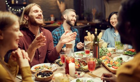 Uns amics sopant en una casa