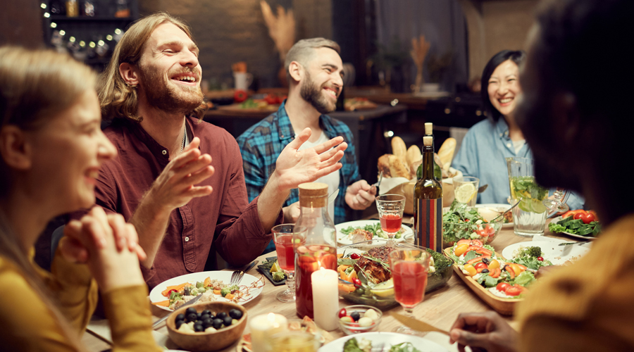 Uns amics sopant en una casa (Getty Images)