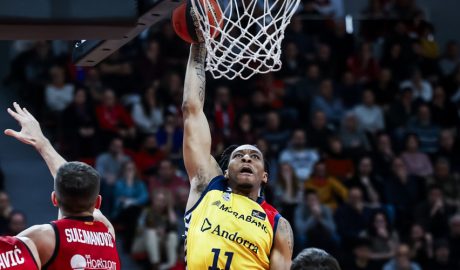 Stan Okoye en una acció amb la samarreta del conjunt tricolor