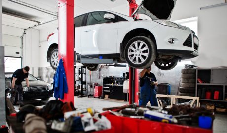 Un taller mecànic de reparació de vehicles