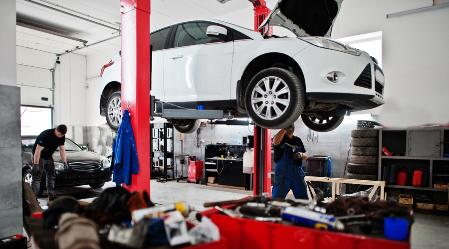 Un taller mecànic de reparació de vehicles (Imagen de ASphotofamily en Freepik)