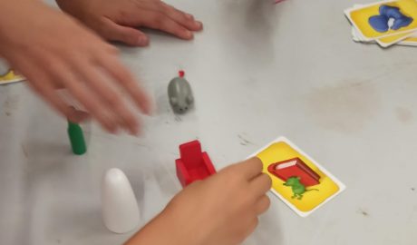 Alguns dels alumnes participant en un joc de taula