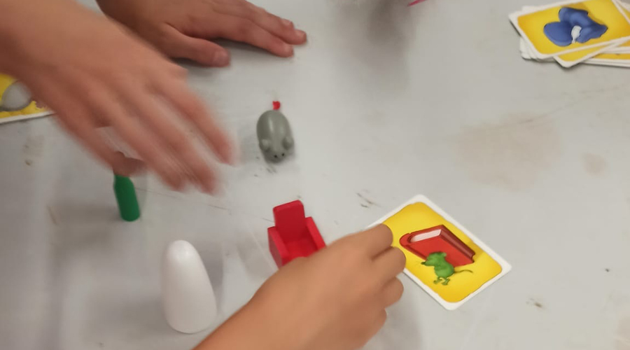 Alguns dels alumnes participant en un joc de taula (Aj. la Seu)
